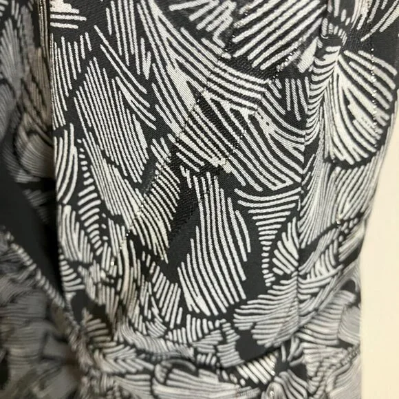 ASTR Mariah Ruched Floral Print Midi Dress in Black/White Medium - Picture 6 of 6